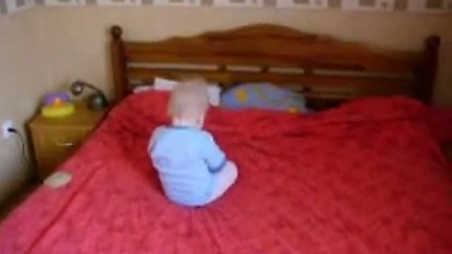 Как научить малыша слезать с дивана? смотреть онлайн