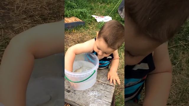 Ребенок поймал рыбу руками смотреть онлайн