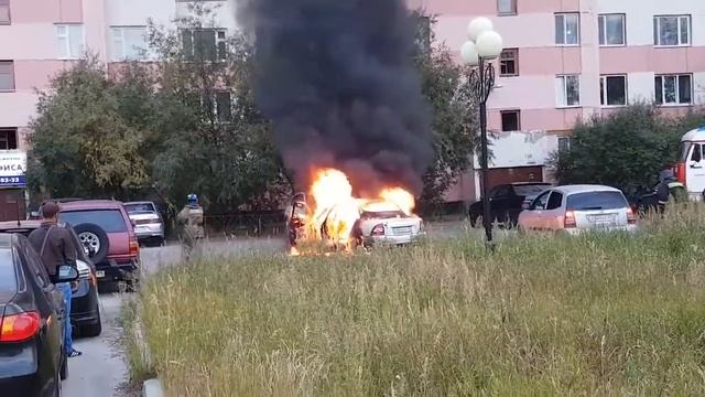 В Новом Уренгое взорвалась Приора Жесть!!! смотреть онлайн
