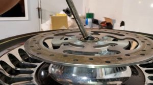 Замена подшипника переднего колеса на Харлей Давидсон.