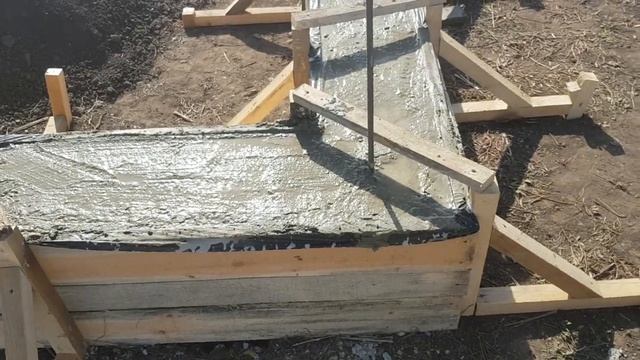 Заливка бетона с миксера. Опалубка немного...того.