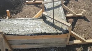 Заливка бетона с миксера. Опалубка немного...того.