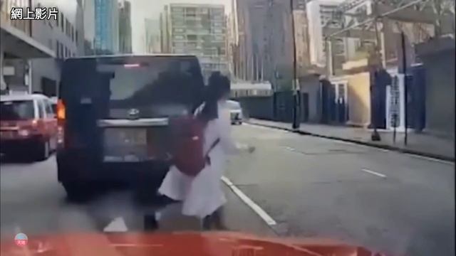 女學生被私家車撞到拋上半空，撞跌倒地 смотреть онлайн