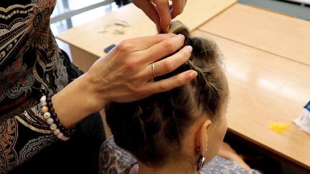 Мастер-класс "Причёска на основе французской косы "К празднику" смотреть онлайн