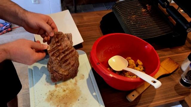 Perfektes Steak medium gegrillt - Ribsteak im Tefal OptiGrill смотреть онлайн