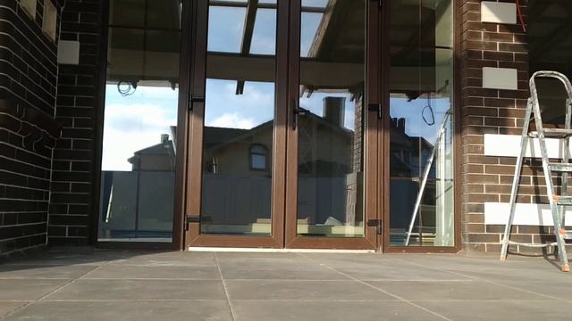 Красивый дом из Porotherm Wienerberger 510мм, облицовочный кирпич, штукатурка без утепления, карниз смотреть онлайн