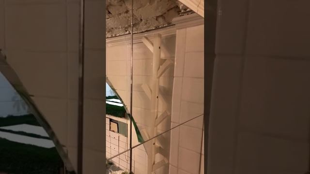 Зеркальная стена из акрила толщиной 3 мм. Панели вырезаны лазерным станком. Размеры стены 215 х 160 смотреть онлайн