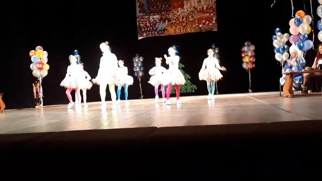 Ёлка в кроссовках 2017. ДХК "Аленка " старшая группа "Красками Разными # смотреть онлайн