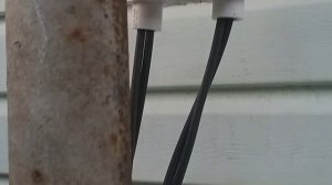 Крепление провода СИП к опоре.