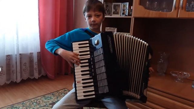 Играю на аккардеоне. Голубой вагон, из мультфильма Старуха Шапокляк. смотреть онлайн