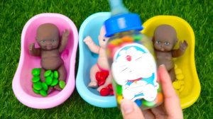 ASMR Satisfying - Цветная ванна, смешивающая радужные конфеты с детками!