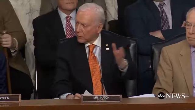 Sherrod Brown RIPS Orrin Hatch ''Your helping the ultra-rich' with This Tax bill" смотреть онлайн