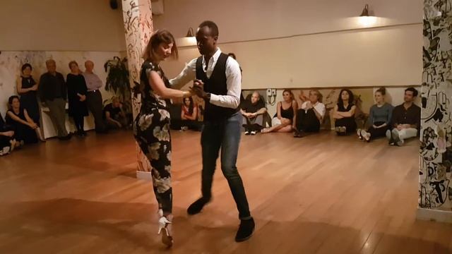 Démo de Samba de gafieira (rapide) _ Justine et Ahmadou Sere @ Milonga Tutti Frutti _ Paris смотреть онлайн