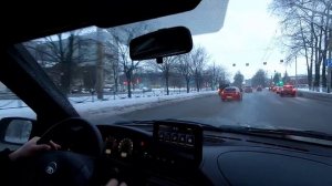 Лада Нива ТРЕВЕЛ в ГОРОДЕ. Как держится в ПОТОКЕ, обгоны и просто СЕМЕЙНЫЙ влог. Заехал в АВТОСАЛОН