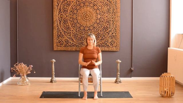 ЙОГА СО СТУЛОМ - утренняя разминка смотреть онлайн