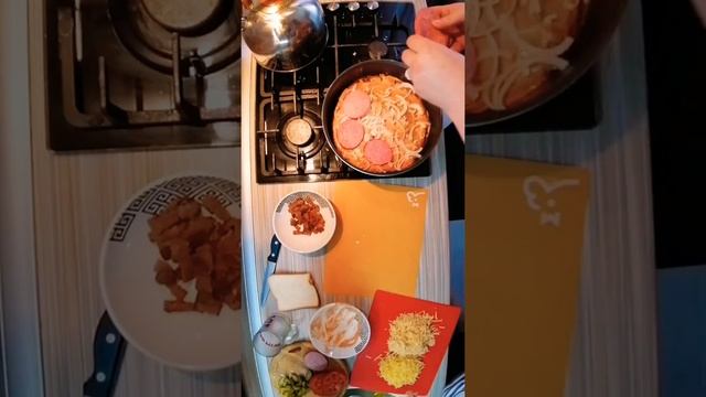 Быстрая пицца на сковородке (тесто из батона) смотреть онлайн