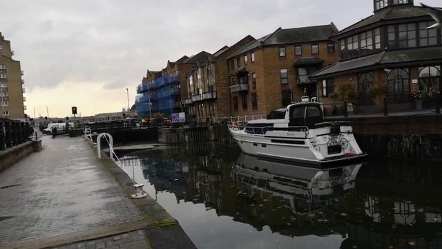 BARGING FREE - Life on a Narrowboat: a tree falls in the waterway by Limehouse Basin, London смотреть онлайн