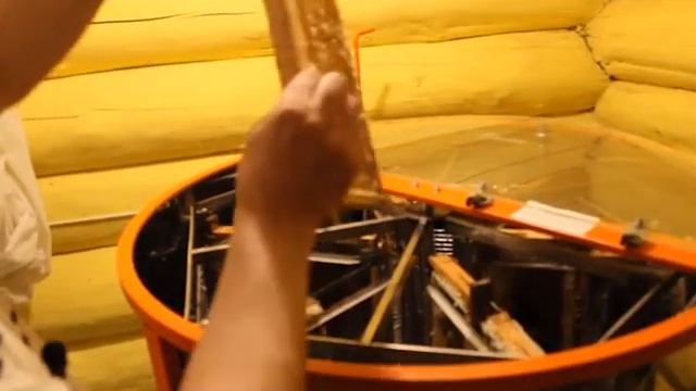 Качаем мёд 2020! Обзор Медогонки Грановского! Сравниваем 2 метода постановки рамок в магазин! смотреть онлайн