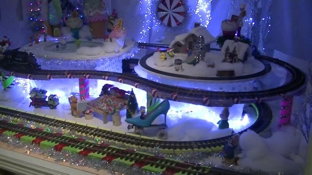 Сколько радости приносит Рождество."Живая Витрина" на станции метро в Торонто смотреть онлайн