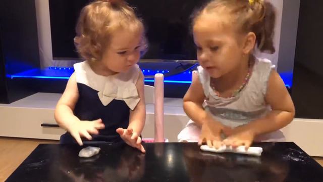 Mara and Ale playing with slime. Happy kids. Floam slime. Fluffy slime. 粘液 смотреть онлайн