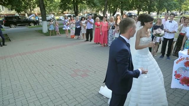 Кто больше откусит свадебного каравая, тот будет хозяином в доме. смотреть онлайн