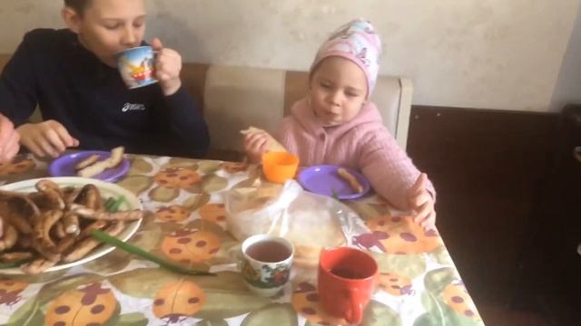 Жарим колбаски на даче,пекли пирожки с щавелем и капустой смотреть онлайн