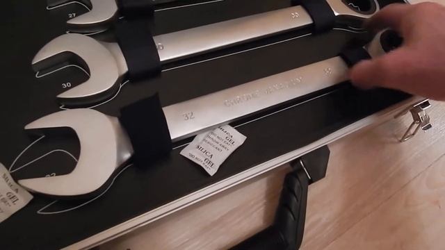 Набор ключей с трещеткой смотреть онлайн