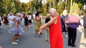 ЦЫГАНОЧКА АЗА! ТАНЦЫ В ПАРКЕ ГОРЬКОГО ХАРЬКОВ 2021.mp4