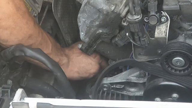 2004 Mercedes E500, W211, Alternator replacement: Removing the old one after removal of the 2 bolts смотреть онлайн