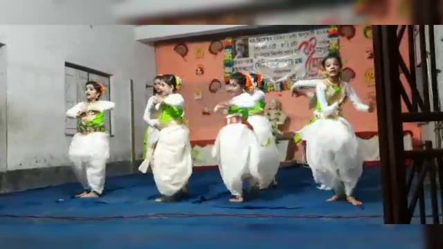 dakche akash..dakche batas...kinnori dance academyr charitra...music..Lopamudra Mirta смотреть онлайн