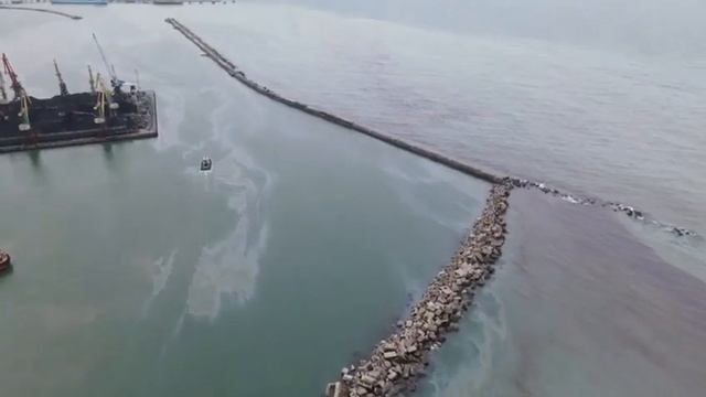 Нефтеразлив в Черном море в Туапсе с квадрокоптера смотреть онлайн