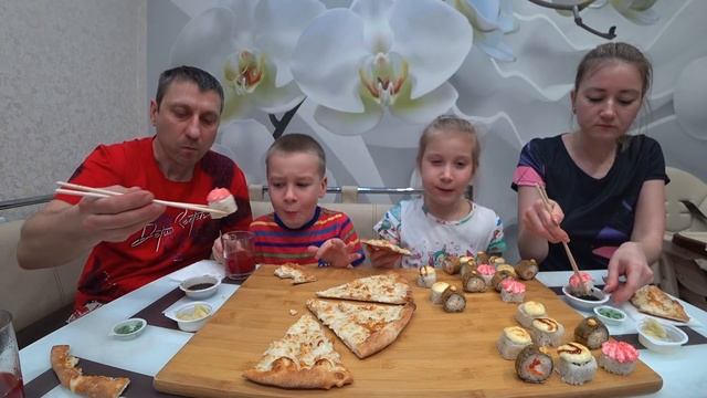 МУКБАНГ РОЛЛЫ ПИЦЦА ПРАЗДНИК ЖИВОТА / ОБЪЕДАЕМСЯ ОТ ПУЗА ? #rolls #pizza #stepfamily
