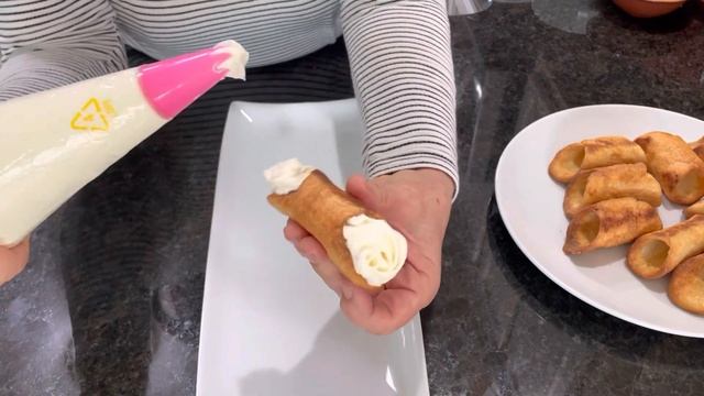 Easy Cannoli Filling смотреть онлайн
