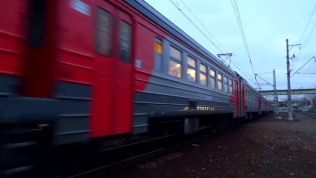 Свежепокрашенный электропоезд ЭД2Т-0050 сообщением "Москва Казанский вокзал - Ипподром" смотреть онлайн
