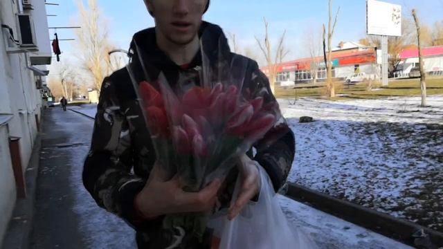 ПОДАРИЛ БАБУШКАМ ЦВЕТЫ И КОНФЕТЫ НА 8 МАРТА! РЕАКЦИЯ БАБУШЕК! ДОБРЫЕ ДЕЛА! смотреть онлайн