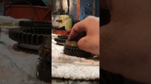 ЗАЗ шанс 1.3 включаются скоростя с хрустом ,причина и устранение