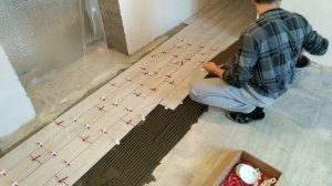 Укладка керамогранита на пол в кухне I Как укладывать плитку