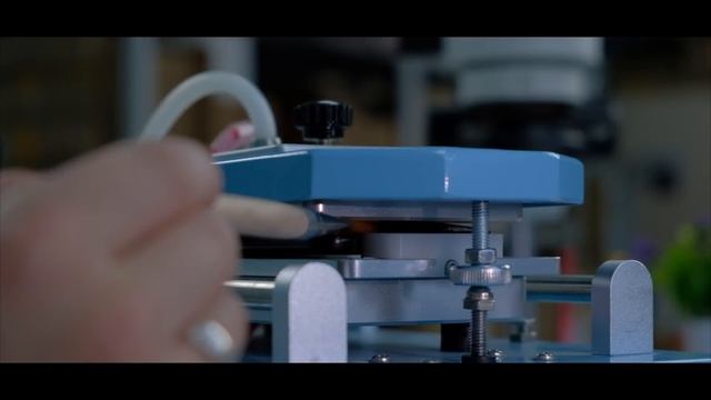 Как безопасно снимать задние панели со смартфонов / TBK-268 смотреть онлайн