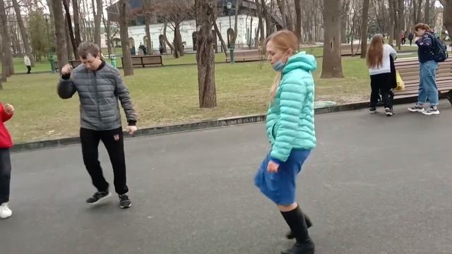 Дарите женщинам цветы.Танцы в саду Шевченко. смотреть онлайн
