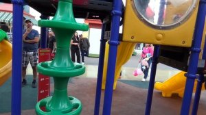 Дети играют на детской площадке