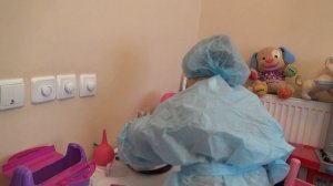 Маленькая девочка делает клизму живому кролику. играем в доктора.