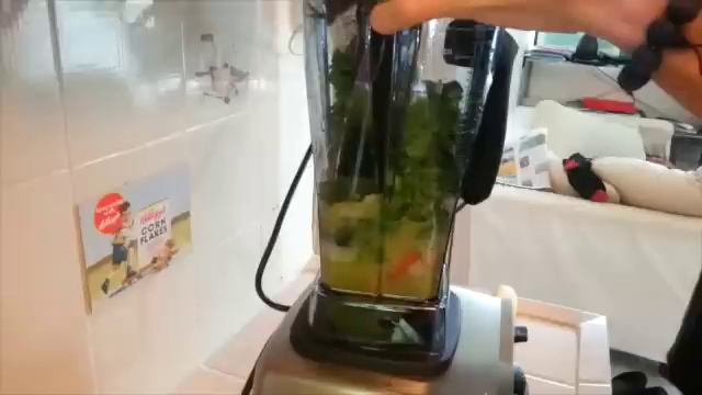 The VitaMix blender blending some chunky vegetables смотреть онлайн
