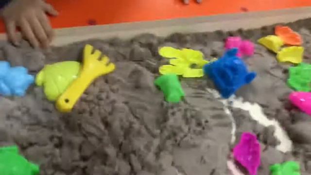 Играем в доктора / много шариков Кинетический песок смотреть онлайн