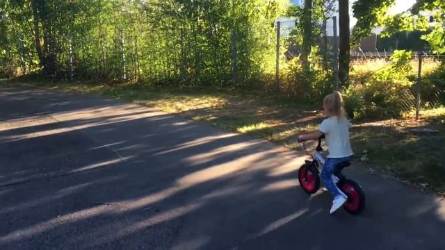 Беговел от 2 лет Велобег Laufrad Hudora 3 года Гуляем в парке Видео обзор