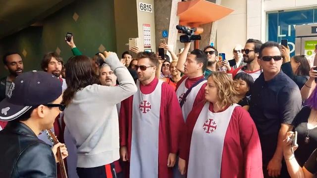 Jared Leto sings with fans at Hollywood Boulevard! смотреть онлайн