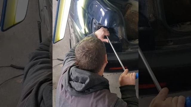 Устраняем вмятину на заднем крыле без покраски! Да, в идеал не получилось, но стало намного лучше! смотреть онлайн
