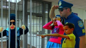 Захар РАЗДВОИЛСЯ или Полицейский поймал Вора A policeman caught a thief