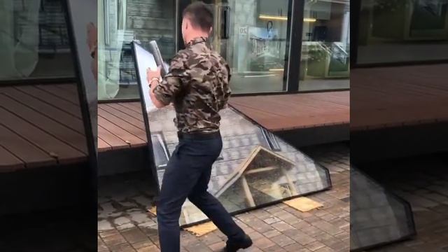 Попытка разбить панорамное окно фахверкового дома смотреть онлайн