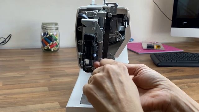 How to remove a sewing machine cover Janome 2050 Abi's Den #sewwithabi #abisden смотреть онлайн