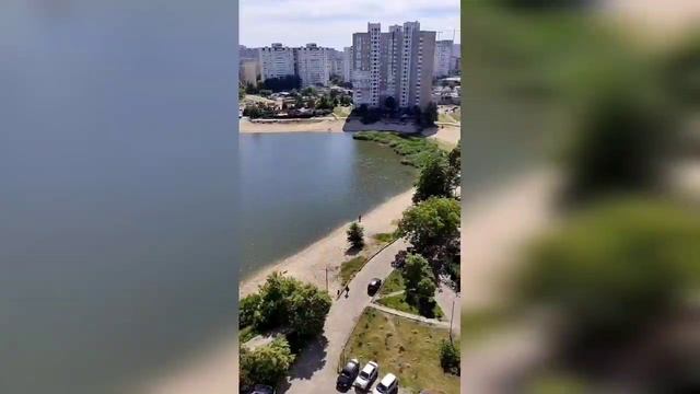 У озера